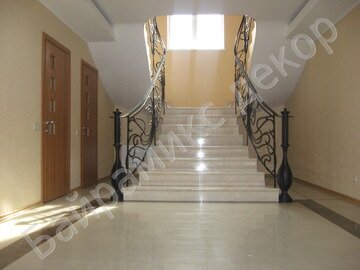 Ремонт холла в коттедже